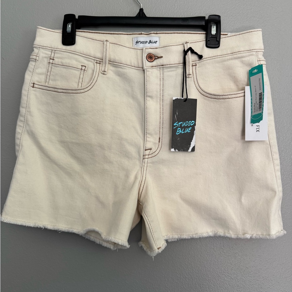 Studio Blue Women's Cream Shorts size 12